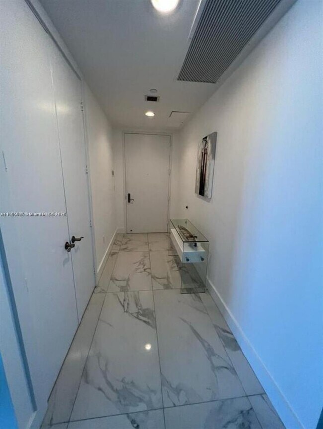 Building Photo - 15811 Collins Ave