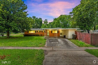 Building Photo - 4 BEDROOM 2 BATH MOVE-IN READY