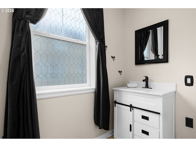Building Photo - Beautiful Newly Renovated Spacious 3 Bedroom Home!