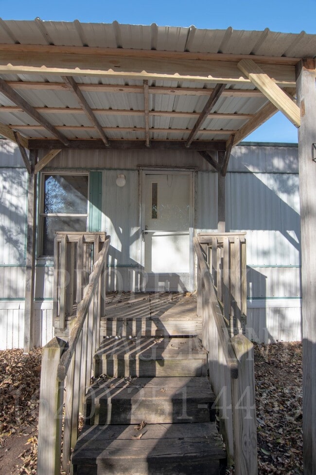 Building Photo - 3 Bedroom 2 Bath