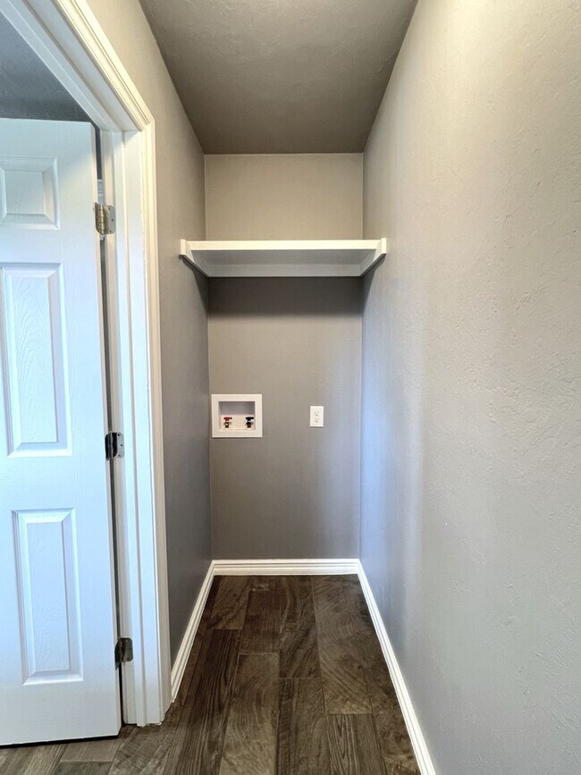 Building Photo - Spacious Modern Living