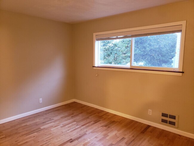 Building Photo - Fremont - Small Building - 1BR Top Floor C...