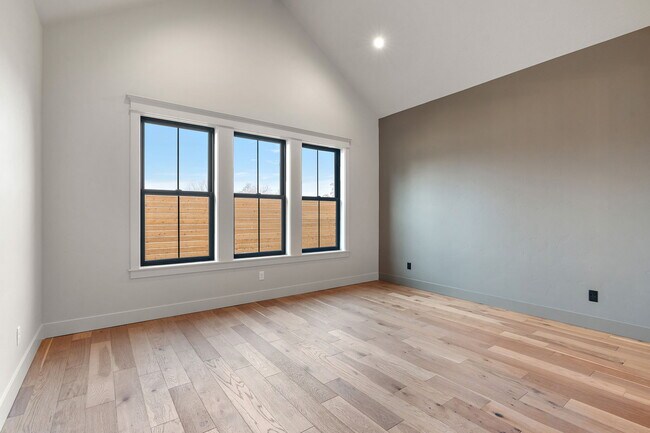 Building Photo - 116 S Carbon Rivet Ave