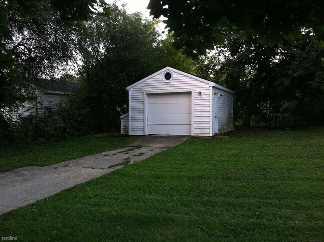 Building Photo - 2140 Champagne Dr