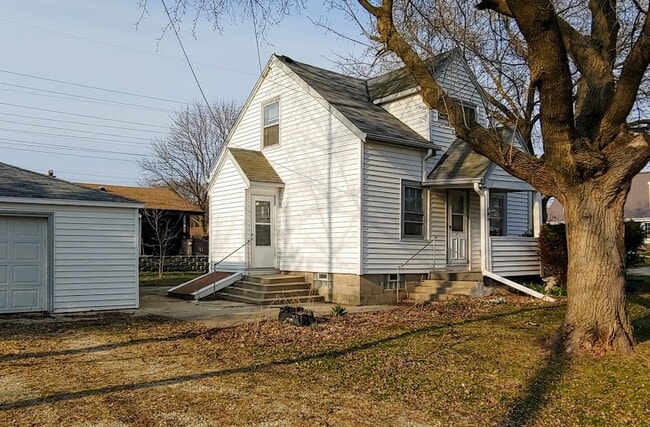 Building Photo - 8900 W Plainfield Ave