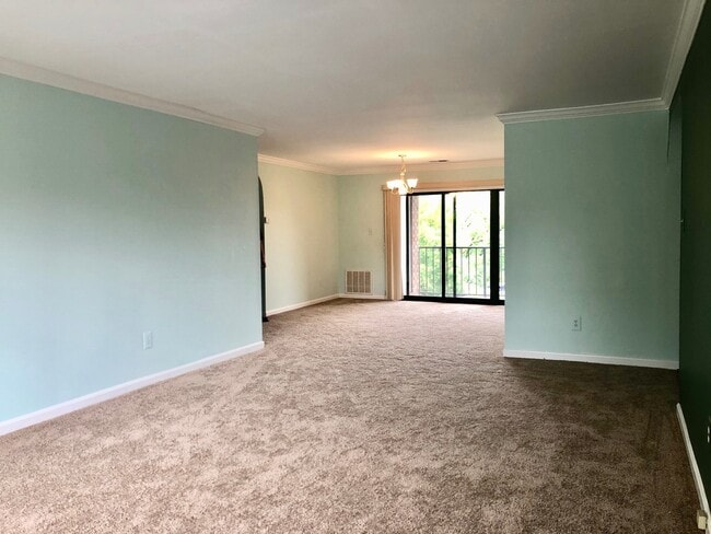 Building Photo - Updated 2Bed/2Bath Top-Floor Towson Condo ...