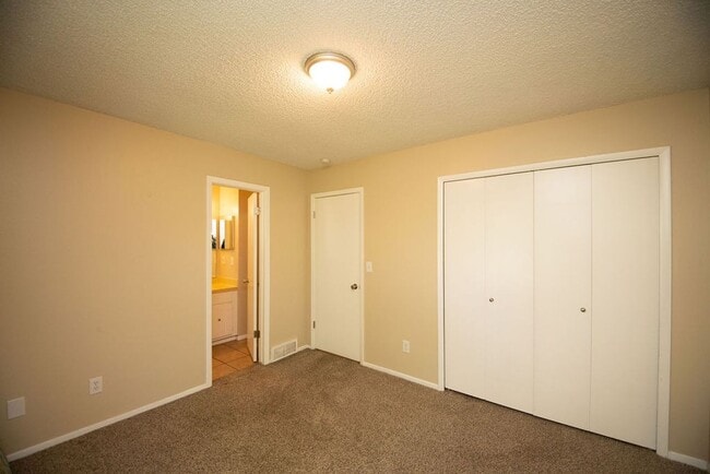 Building Photo - Great 4 bedroom Ranch style home!