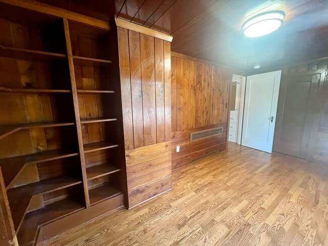 Building Photo - Updated 1920s 4BD