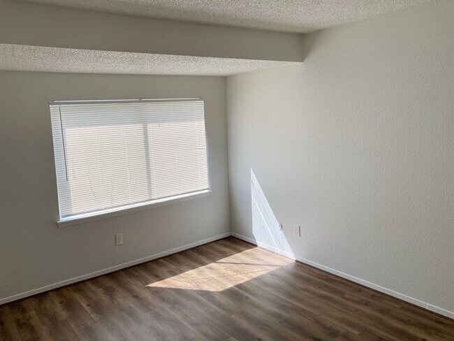 Building Photo - 5327 Pinewilde Dr
