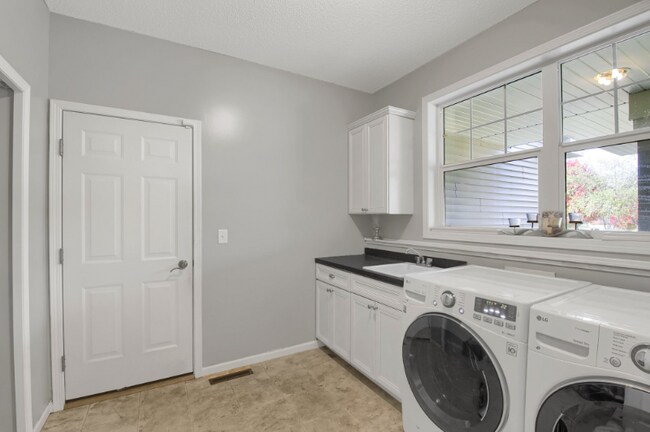 Building Photo - 3197 Arden Dr