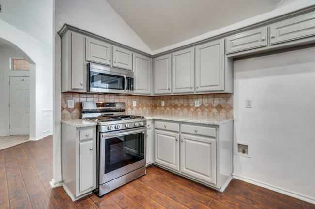 Building Photo - 910 Harwood Ct