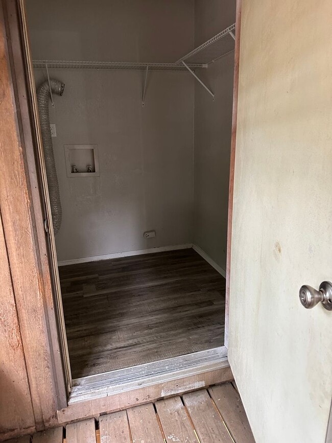 Building Photo - Convenient Northeast location!