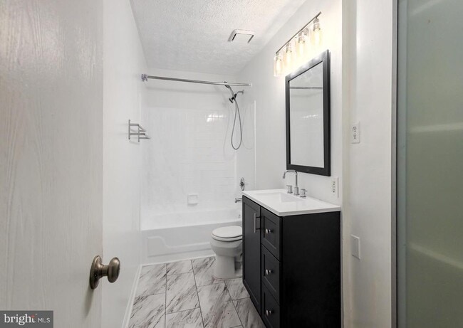 Building Photo - 8 Victoria Manor Ct