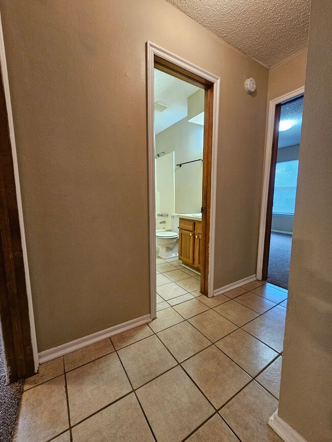 Building Photo - (2) Bed/(2) Bath Duplex Avail NOW!