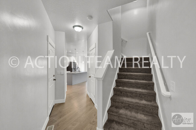 Building Photo - Mid-Row Townhome located in Bluffdale!