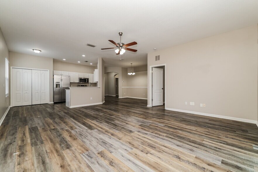 Building Photo - 13417 Silvercreek Dr