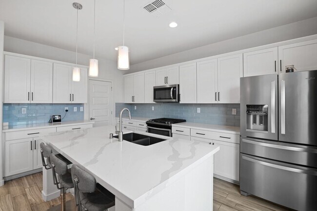 Building Photo - Beautiful Home by Lakeside