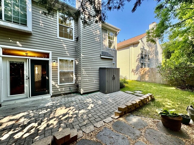 Building Photo - Available 08-08-25 in Cedar Crossing! A Pe...