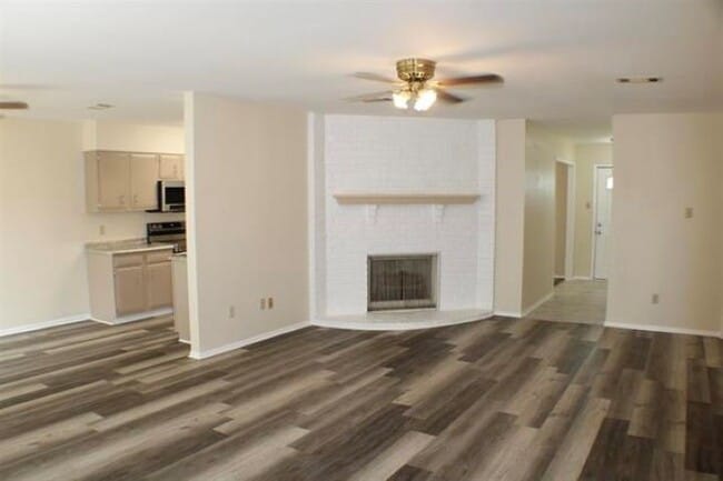 Building Photo - 8690 Manion Dr