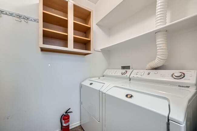 Building Photo - 2 Bed, 2 bath in Quiet Community. New HVAC, New Flooring. Community pool and clubhouse access inc...