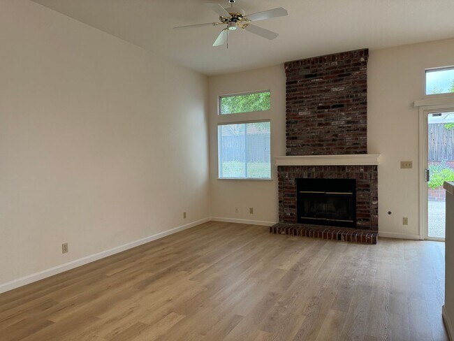 Building Photo - Charming Roseville home with LVP flooring!