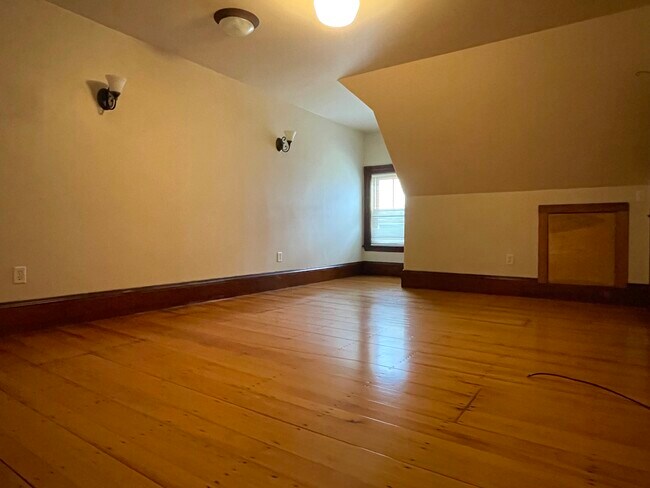 Building Photo - 20 Central St