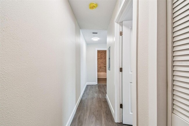 Building Photo - 650 E Tarpon Ave