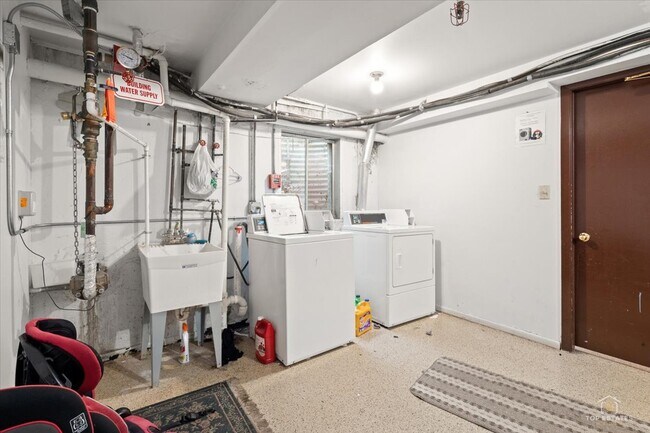 Building Photo - 909 Buccaneer Dr