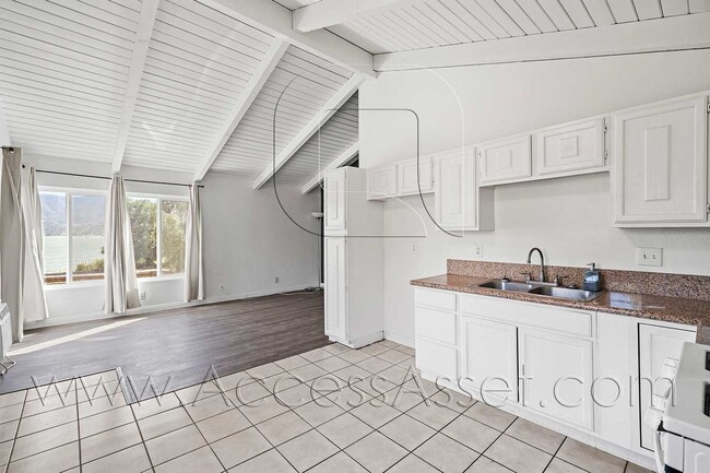 Building Photo - Charming Upstairs 2 Bed/1 Bath Unit With F...