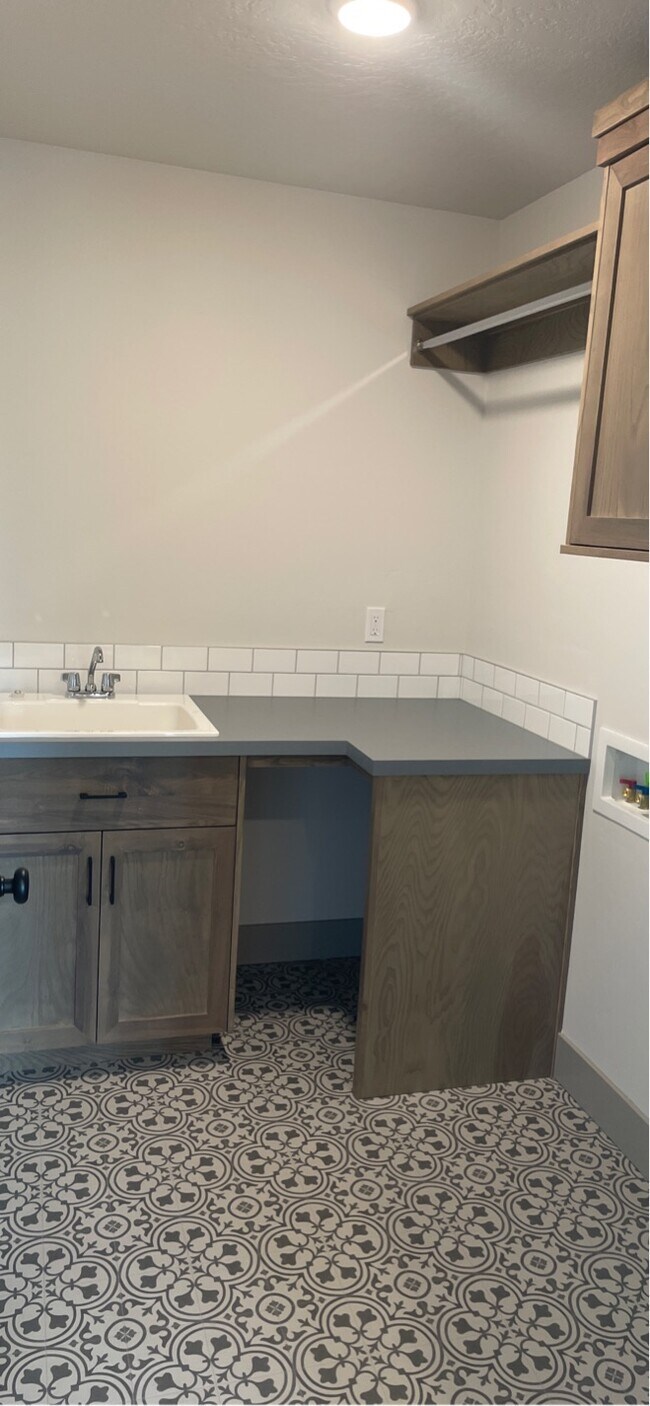 Building Photo - 2135 N Klemmer Ave