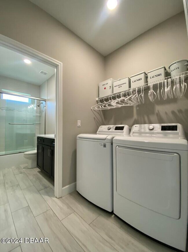 Building Photo - 272 Catriona Dr