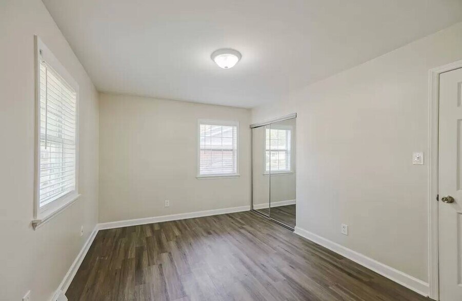 Building Photo - 2106 Longleaf Dr