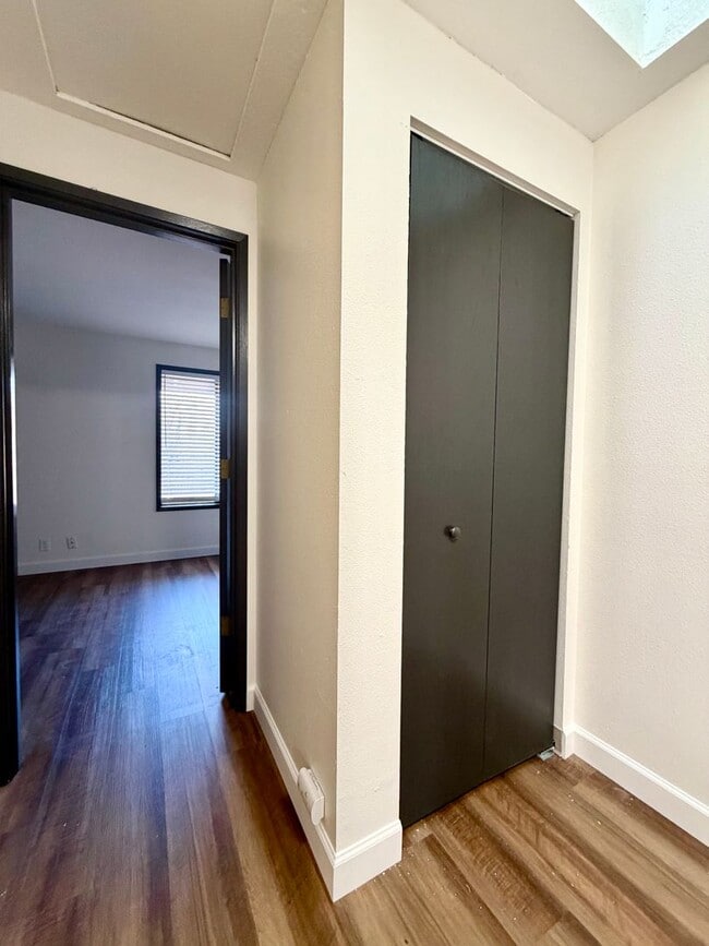Building Photo - **FREE FIRST MONTH'S RENT** Spacious Townhouse in the Heart of Garden Home~ New LVP Flooring~ Was...