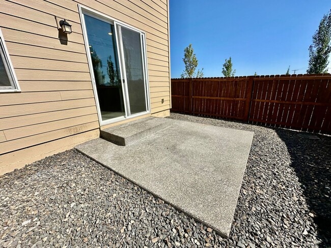Building Photo - 4 Bedroom Home with Attached 2 Car Garage!