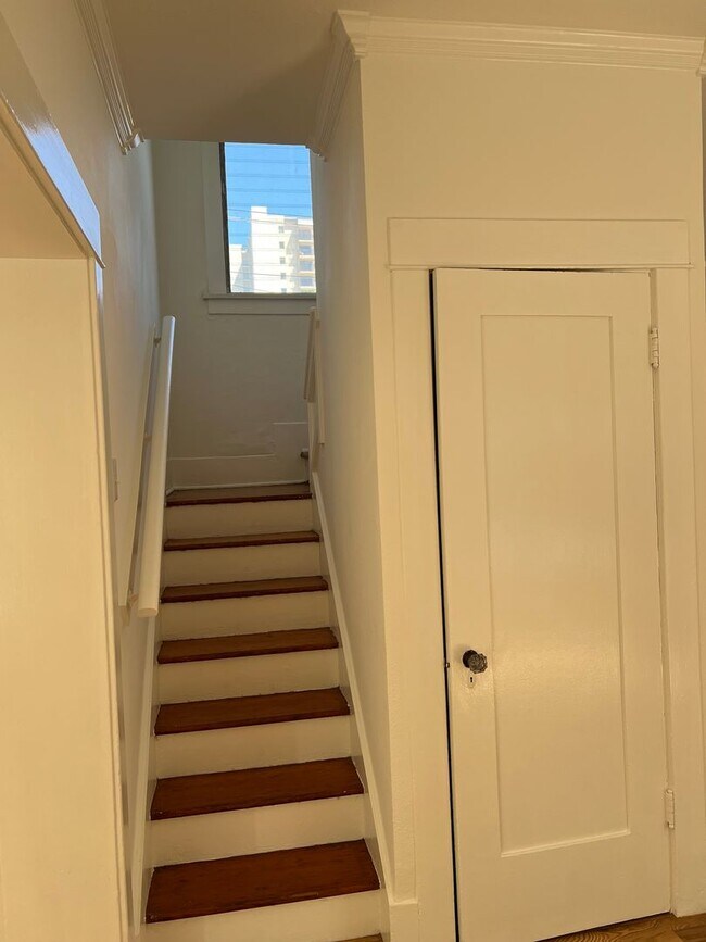 Building Photo - Oceanview Two Bedroom Apartment with Laund...