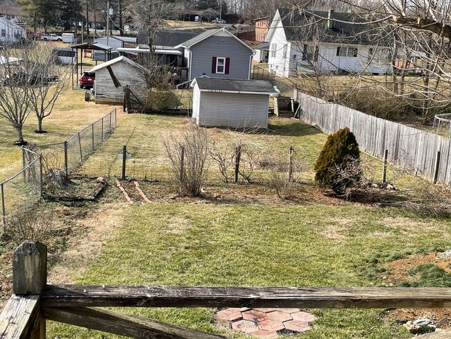 Building Photo - 1 Bedroom 1 Bath Home Located in Johnson City, TN