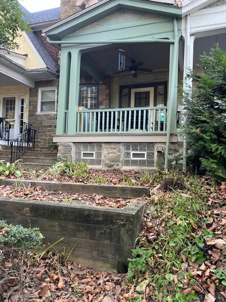 Primary Photo - 110 E Roumfort Rd