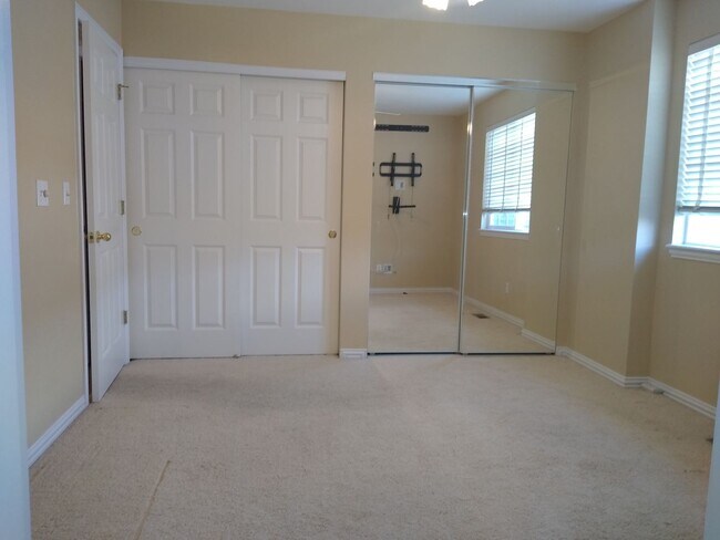 Building Photo - HUGE 3 Bedroom 3 Bath Home in Gated Community