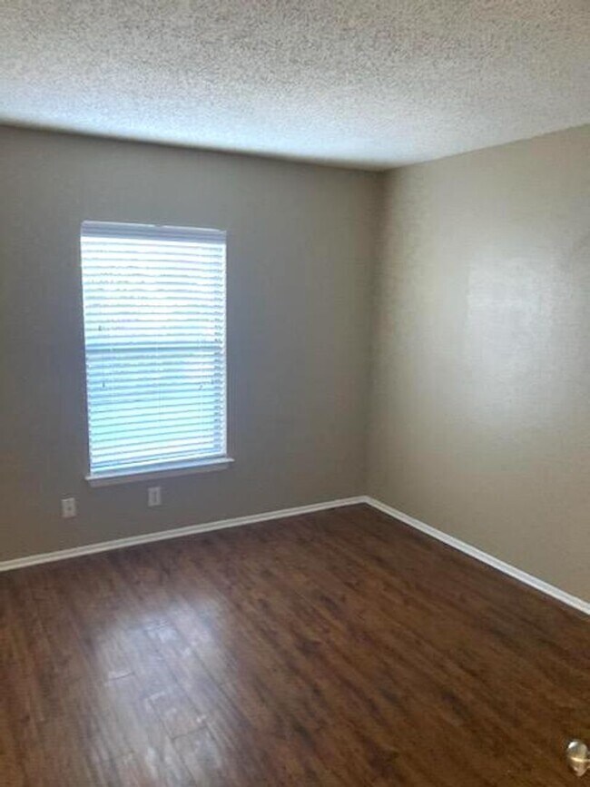 Building Photo - Spacious open concept ranch - pets allowed