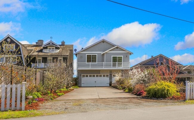 Building Photo - Spectacular Water Front Home With a Short Term  Lease to Start!