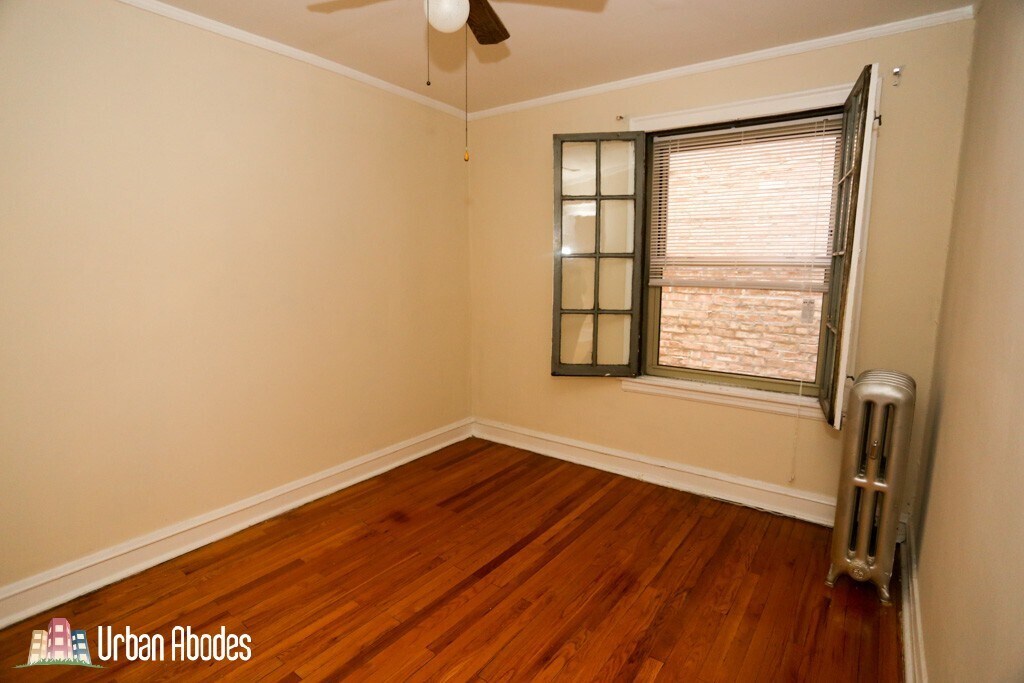 Building Photo - 549 W Surf St