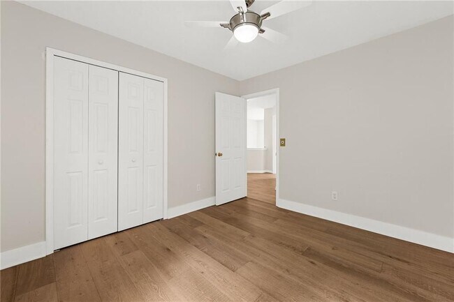 Building Photo - 370 Manor Glen Dr