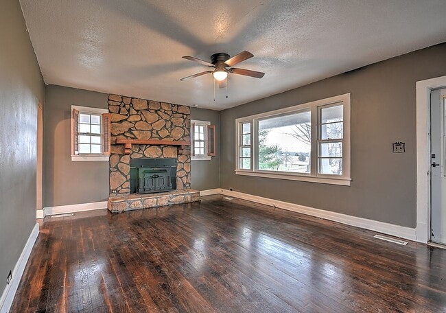 Building Photo - 6456 Blue Springs Pkwy