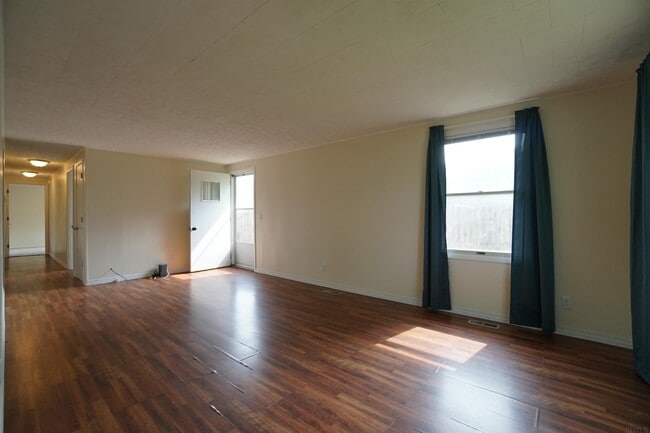 Building Photo - 2551 E Sandy Dr