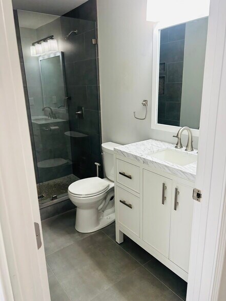 Upstairs bath - 33 Deer St