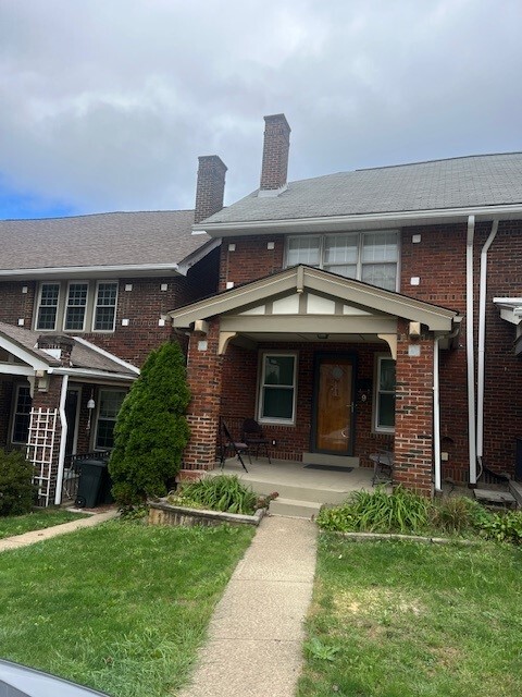 Front view of house - 9 Hollenden Pl