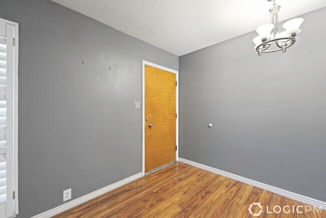 Building Photo - 1305 Henderson Dr