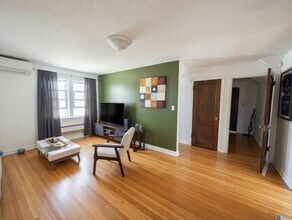 Building Photo - Updated 1 bedroom 1 bath, Upper Level Unit