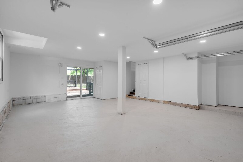 Building Photo - 2720 N Oakridge Cir