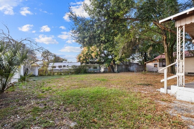 Building Photo - 3 bedroom 1 bathroom single family house!